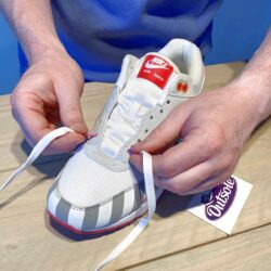 Lacing tutorial veter instructie veteren veters laces Nike Air Max 1 Stap 2 250x250 - How to lace up up your Nike Air Max 1 sneakers?