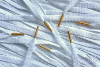 Colored Tips laces White Metallic Gold veters